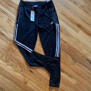 Size medium woman’s adidas tapered leg regular fit pant. Never been worn.
